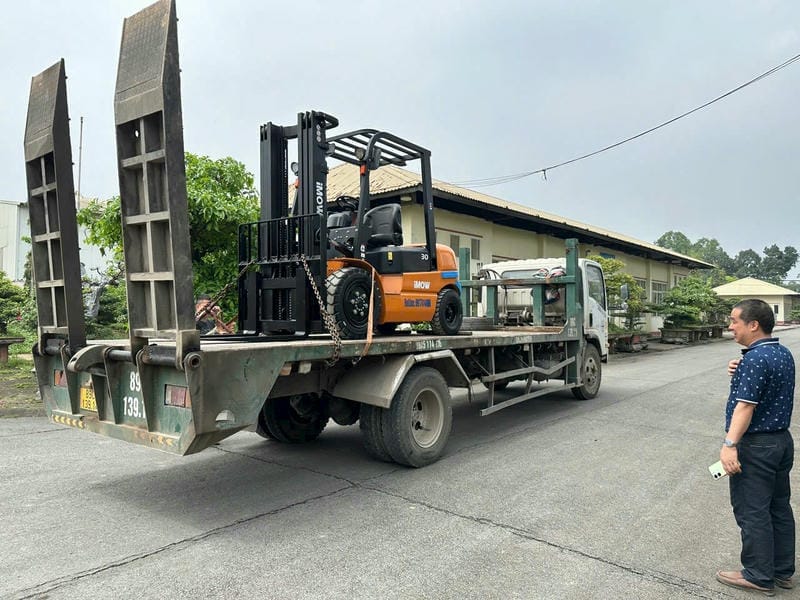 Một kho cơ khí có kệ cao 4.2 mét, lối đi 3.2 mét và hàng thép