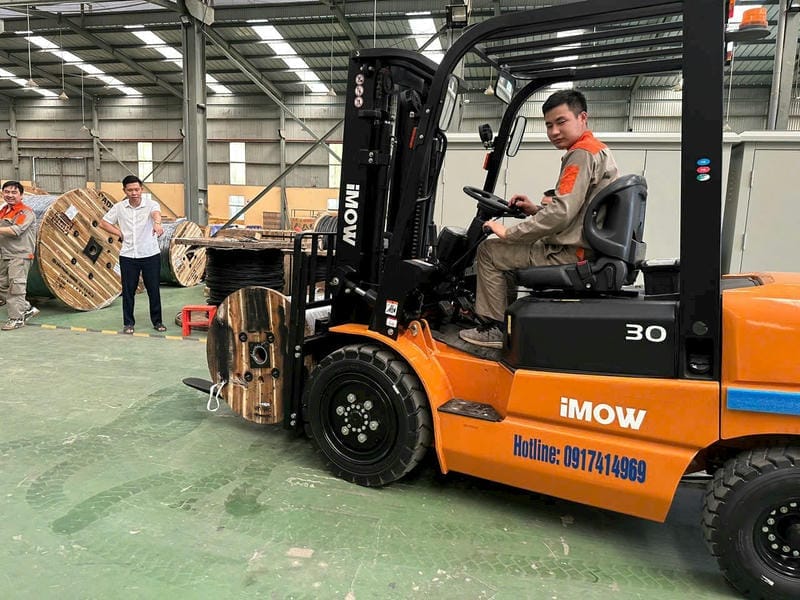 Xe nâng dầu 3 tấn nâng cao 4.5 mét thường dùng động cơ Xinchai, Mitsubishi hoặc