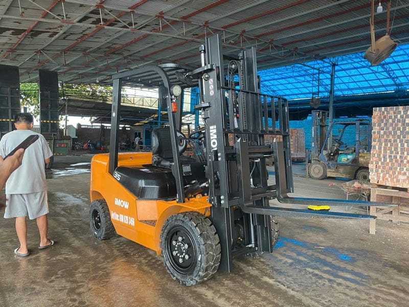 Trước mỗi ca làm việc cần kiểm tra phanh, còi, đèn cảnh báo, áp suất lốp