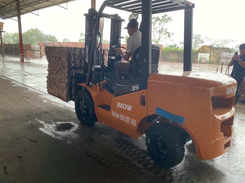 Kho logistics chứa pallet tiêu chuẩn thường phù hợp xe nâng dầu 3 tấn động cơ