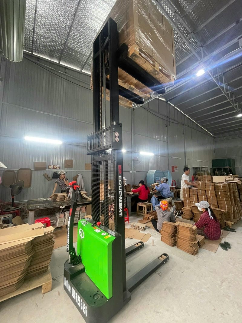 Doanh nghiệp logistics, siêu thị và kho thương mại điện tử nên ưu tiên pin lithium