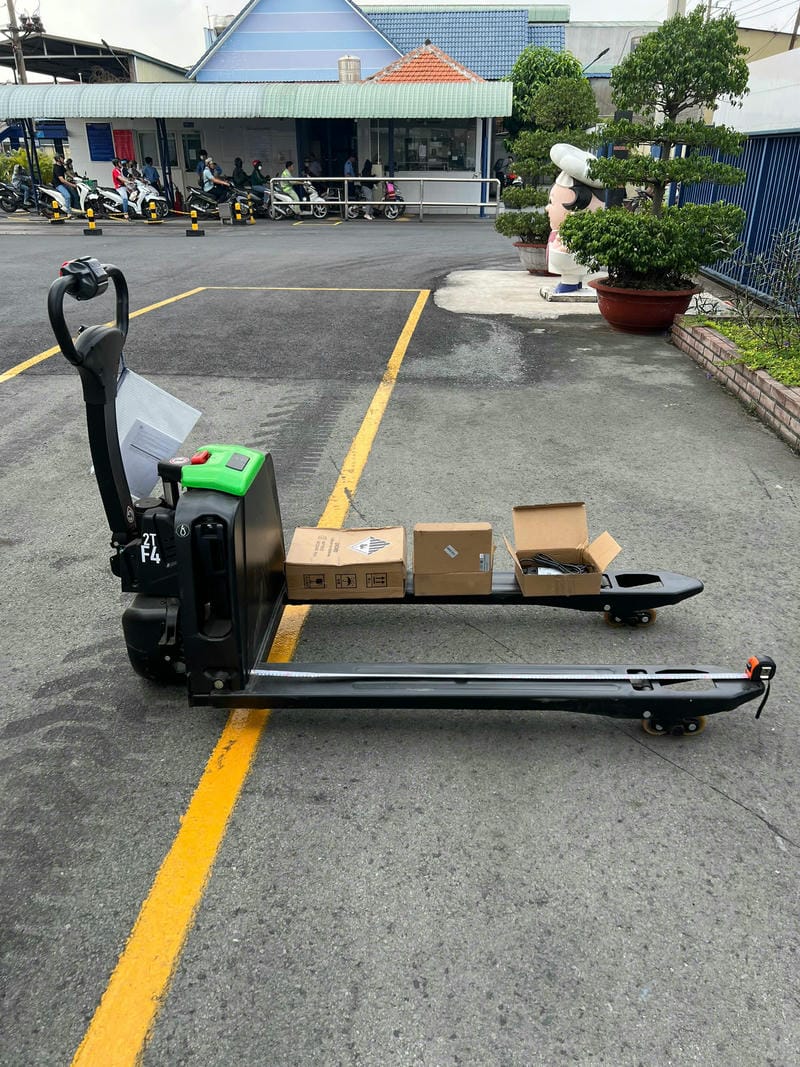 Pin lithium thường phù hợp hơn vì sạc nhanh, ít bảo trì và hiệu suất ổn